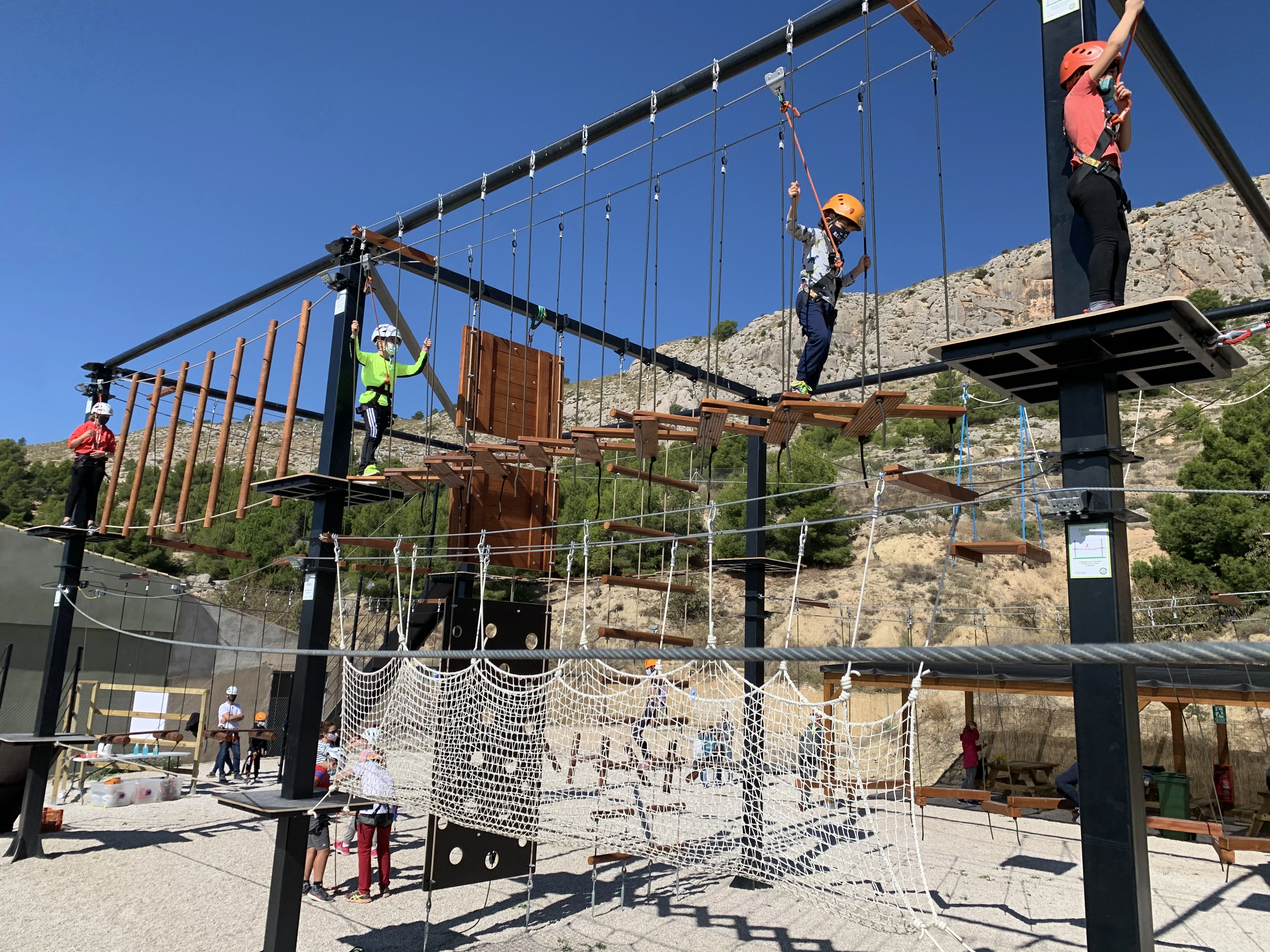 Circuit d'aventura amb ponts tibetans i xarxes