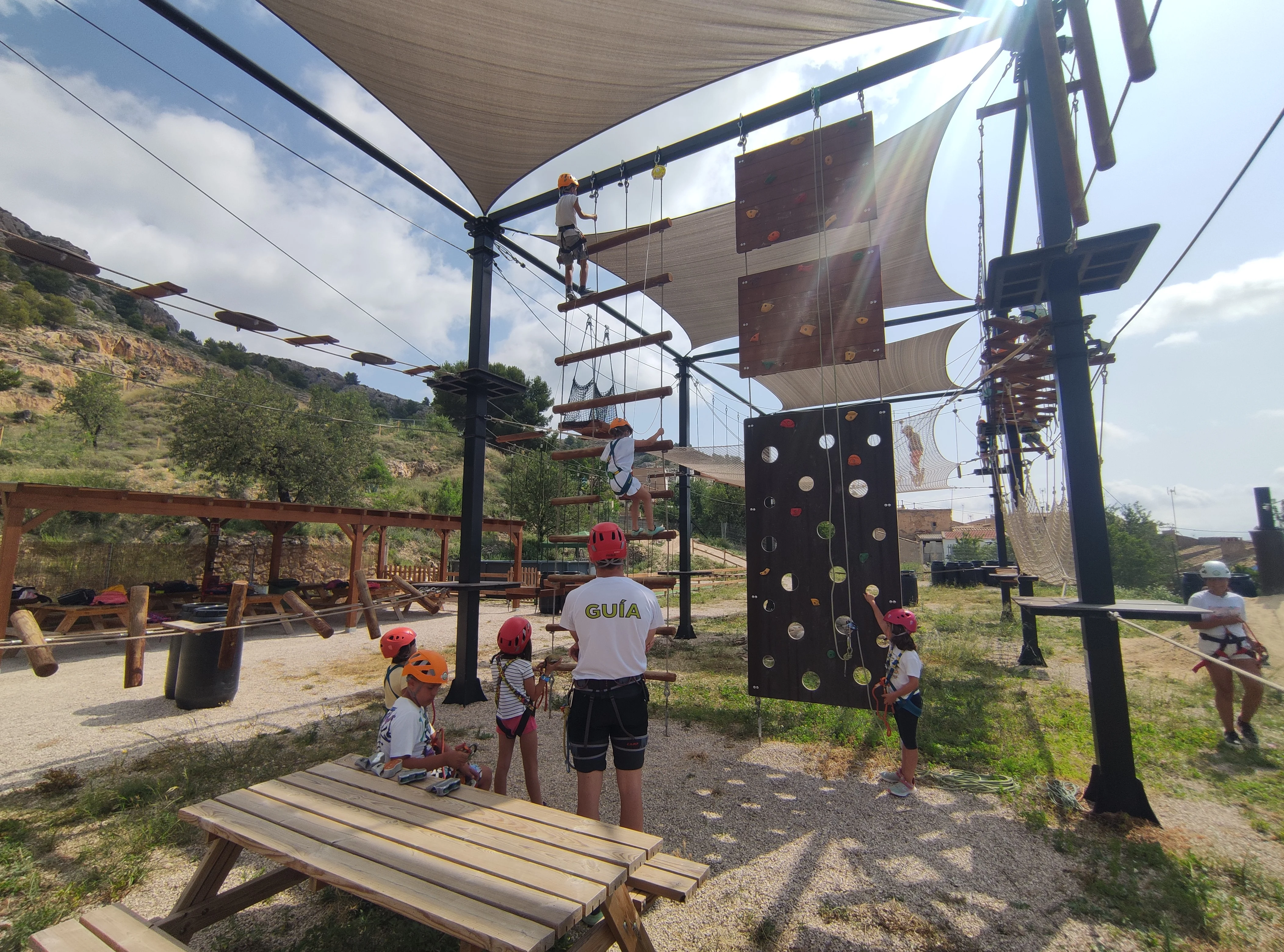 Alumnes escalant al rocòdrom