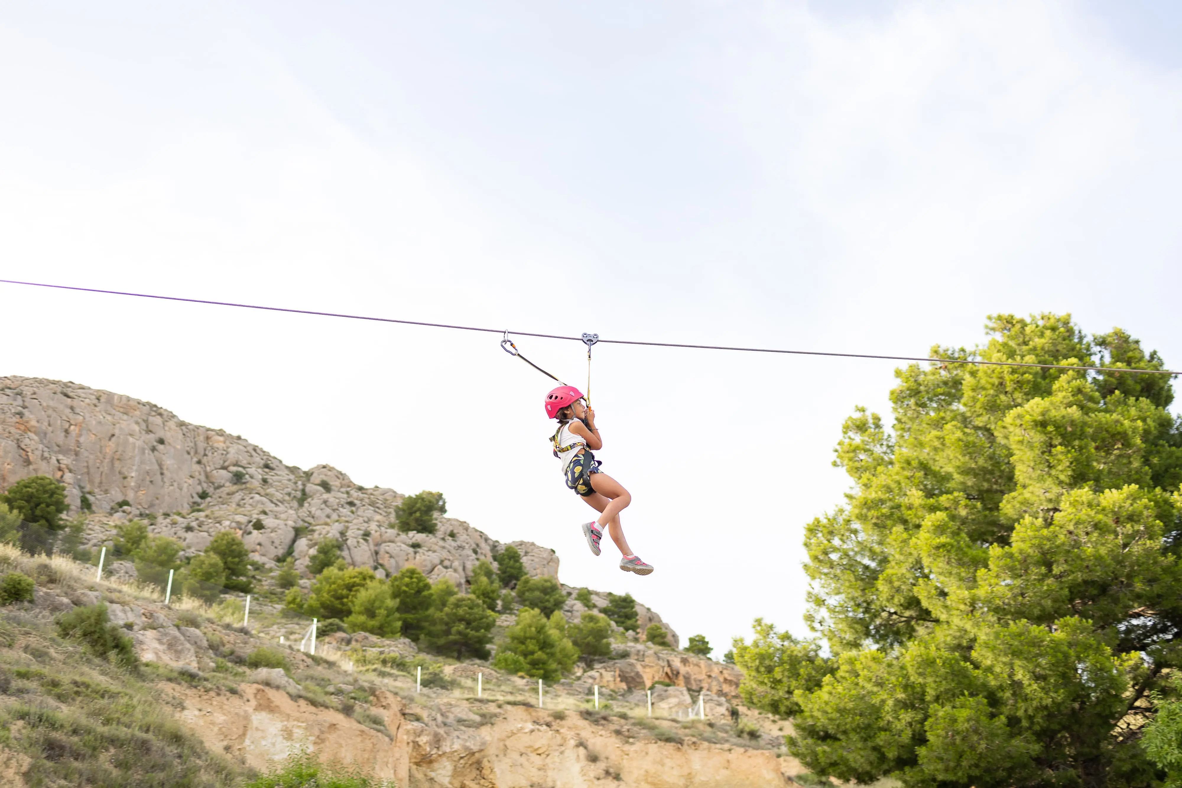 Descens en tirolina amb arnés i casc