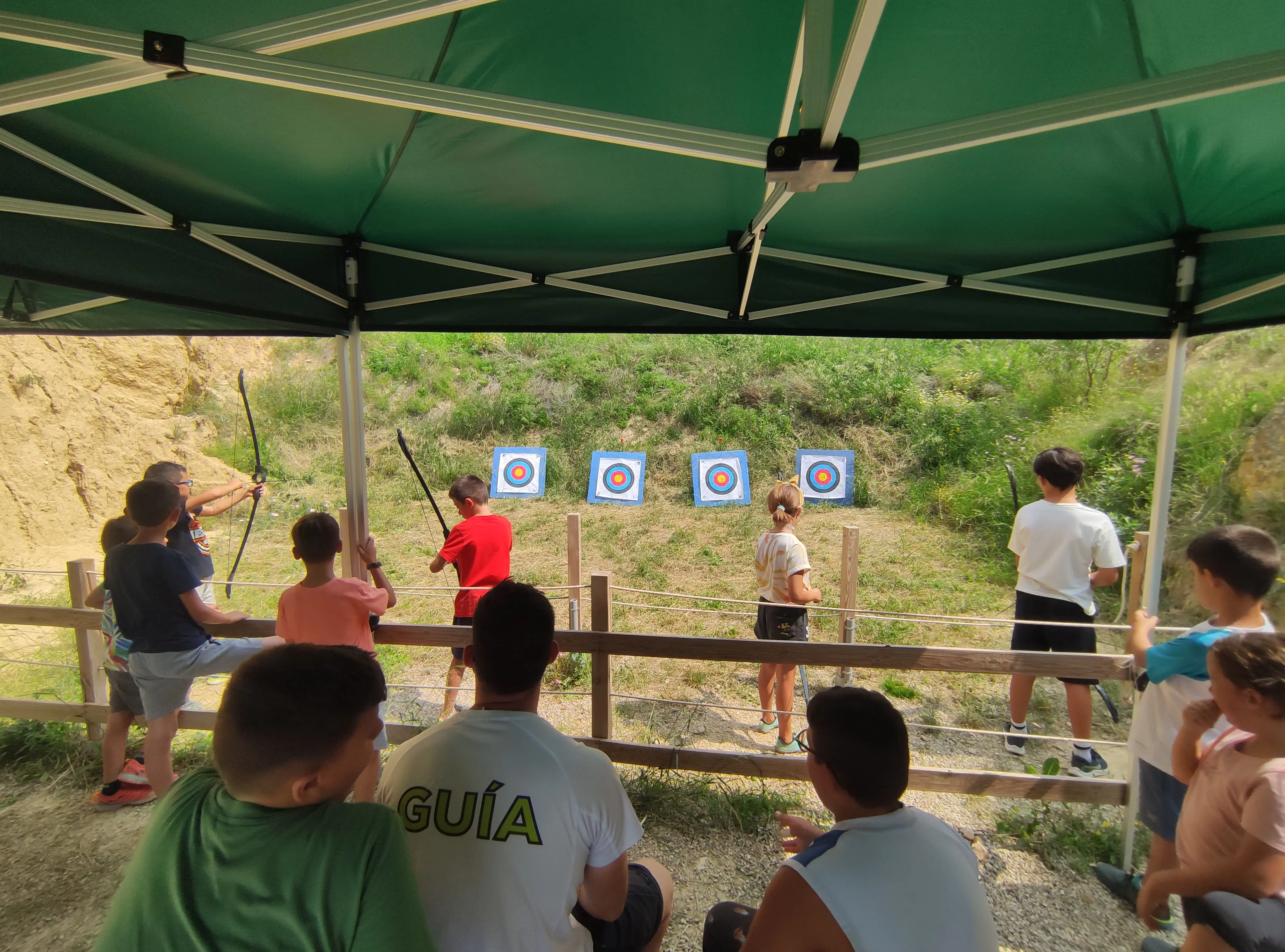 Alumnes practicant tir amb arc