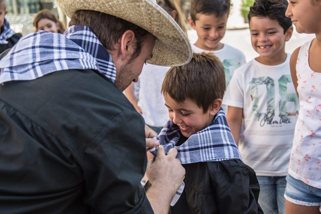 vestuario-brusso-mocador-alumnos-excursion-jocs-valencians